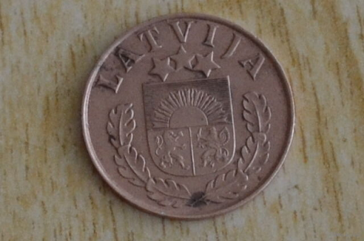обратная сторона латвийской монеты