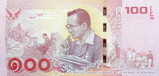 Рама IX на национальных деньгах тайцев